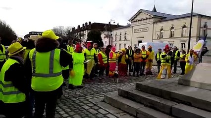 A Lons-le-Saunier, devant la statue de Rouget de Lisle