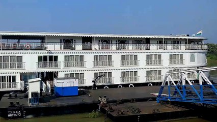बड़ा पानी का जहाज गांग जी घाट मुर्शिदाबाद पश्चिम बंगालभारत ।  Big Ship on  Ganga river  mursidabad best Bangol India  .