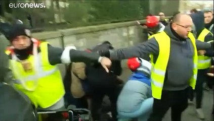 الأسبوع الثالث عشر لاحتجاجات السترات الصفراء وشعبية ماكرون في ارتفاع