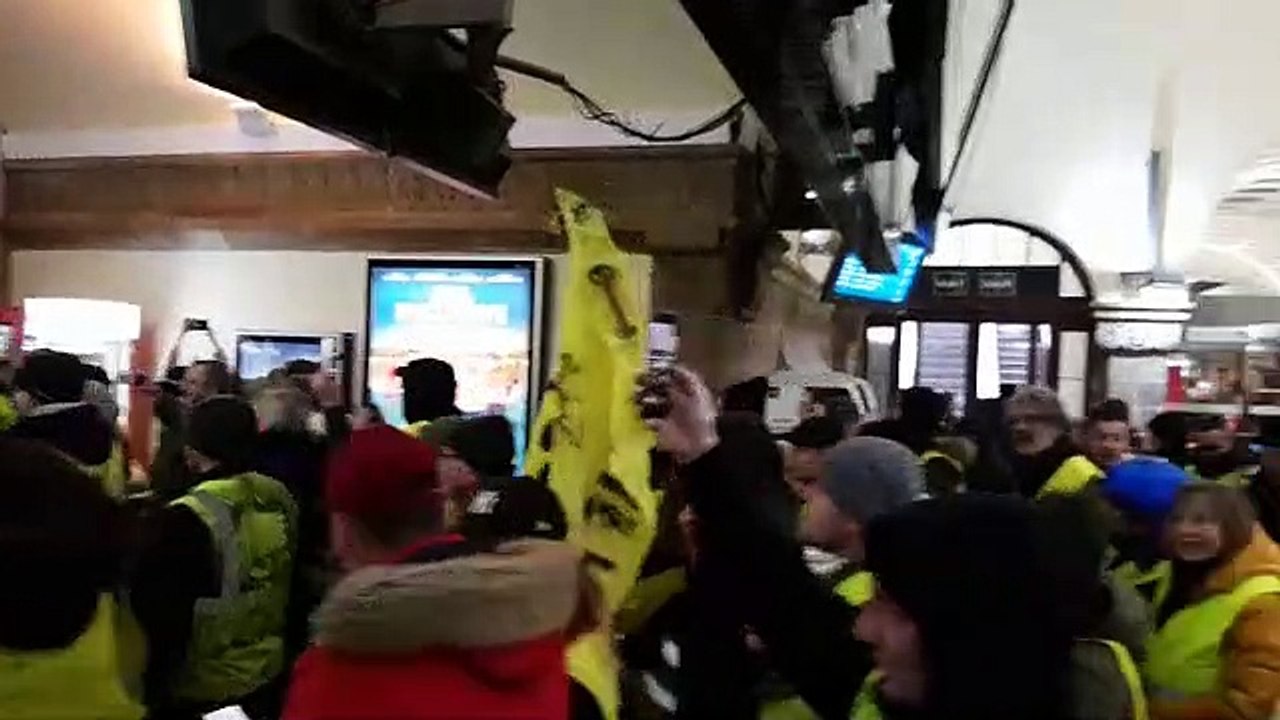 Les Gilets jaunes envahissent la gare de Metz