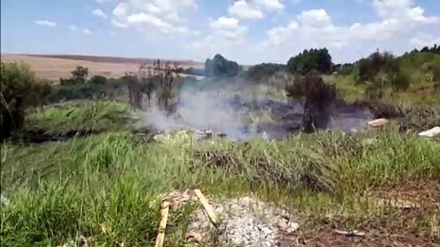 Incêndio em entulhos mobiliza o Corpo de Bombeiros no Veneza
