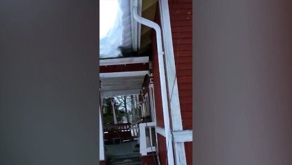 Voici pourquoi il faut déneiger régulièrement le toit de sa maison...