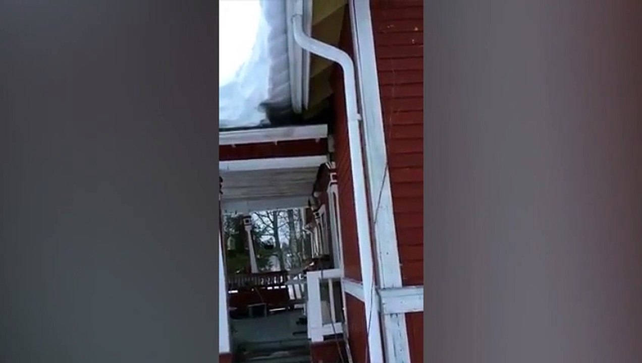 Voici pourquoi il faut déneiger régulièrement le toit de sa maison...
