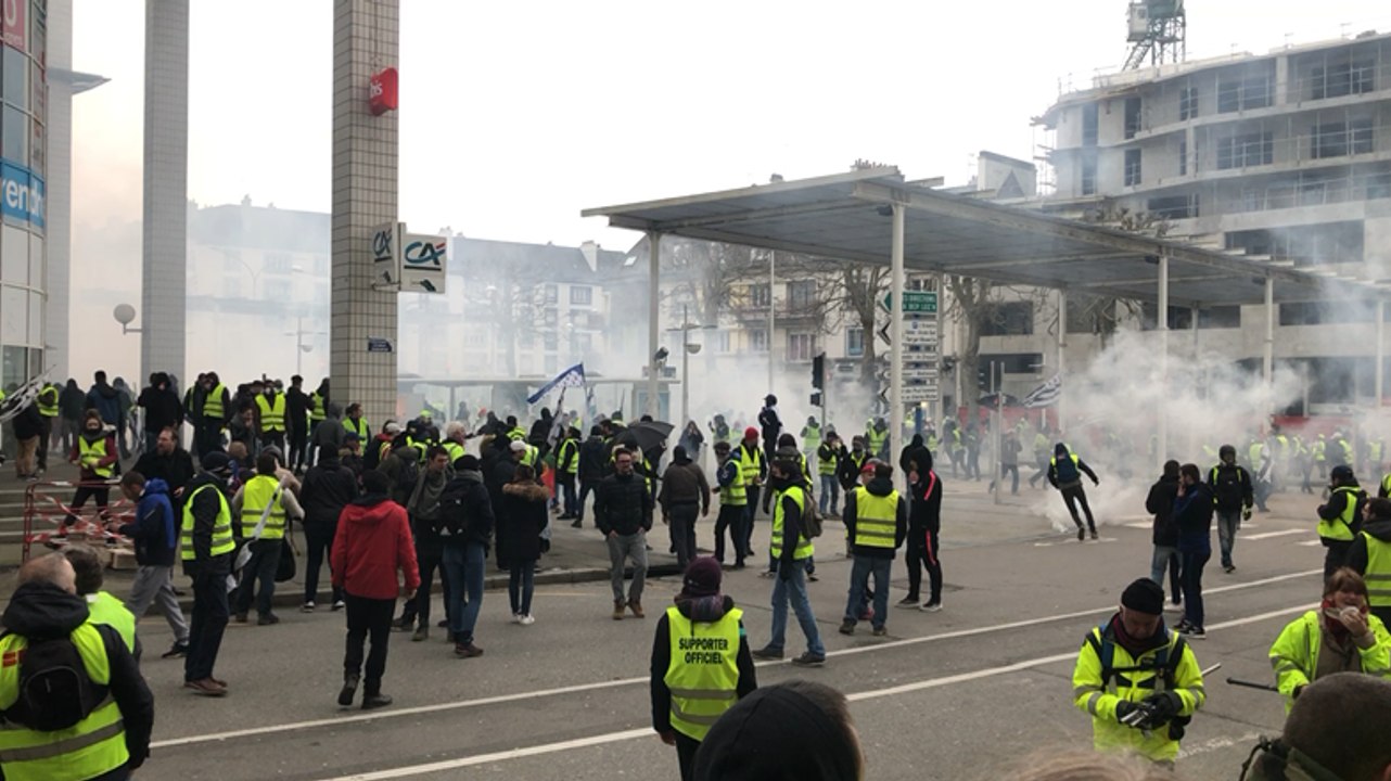 Lorient jets de projectile et lacrymo à la gare
