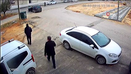 Ticari araçla otomobilin çarpışma anı kamerada