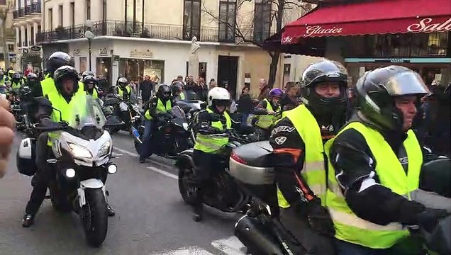 Avignon : une centaine de motards Gilets jaunes ont remonté la rue de la République