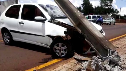 Três postes são arrancados após colisão na Rua Indira Gandhi