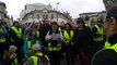 Marie, manifestante mobilisée au Pouzin, prend la parole au sujet du handicap devant la préfecture à Valence