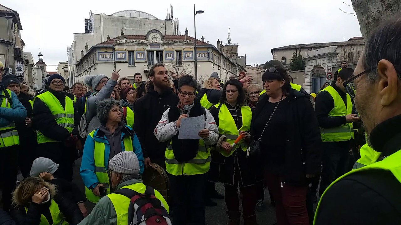 Marie, manifestante mobilisée au Pouzin, prend la parole au sujet du handicap devant la préfecture à Valence