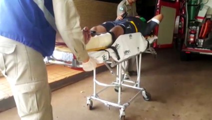 Homem tem fratura na perna quanto jogava futebol