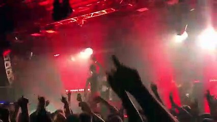 Ce rappeur crée une chanson avec les cris du public en concert !