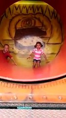 Ce que va faire cette fillette sur ce manège est incroyable