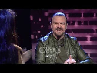 Humoristi shqiptar tregon historinë me mamin: Më vjen në dhomë me dylbi kur fle me gruan