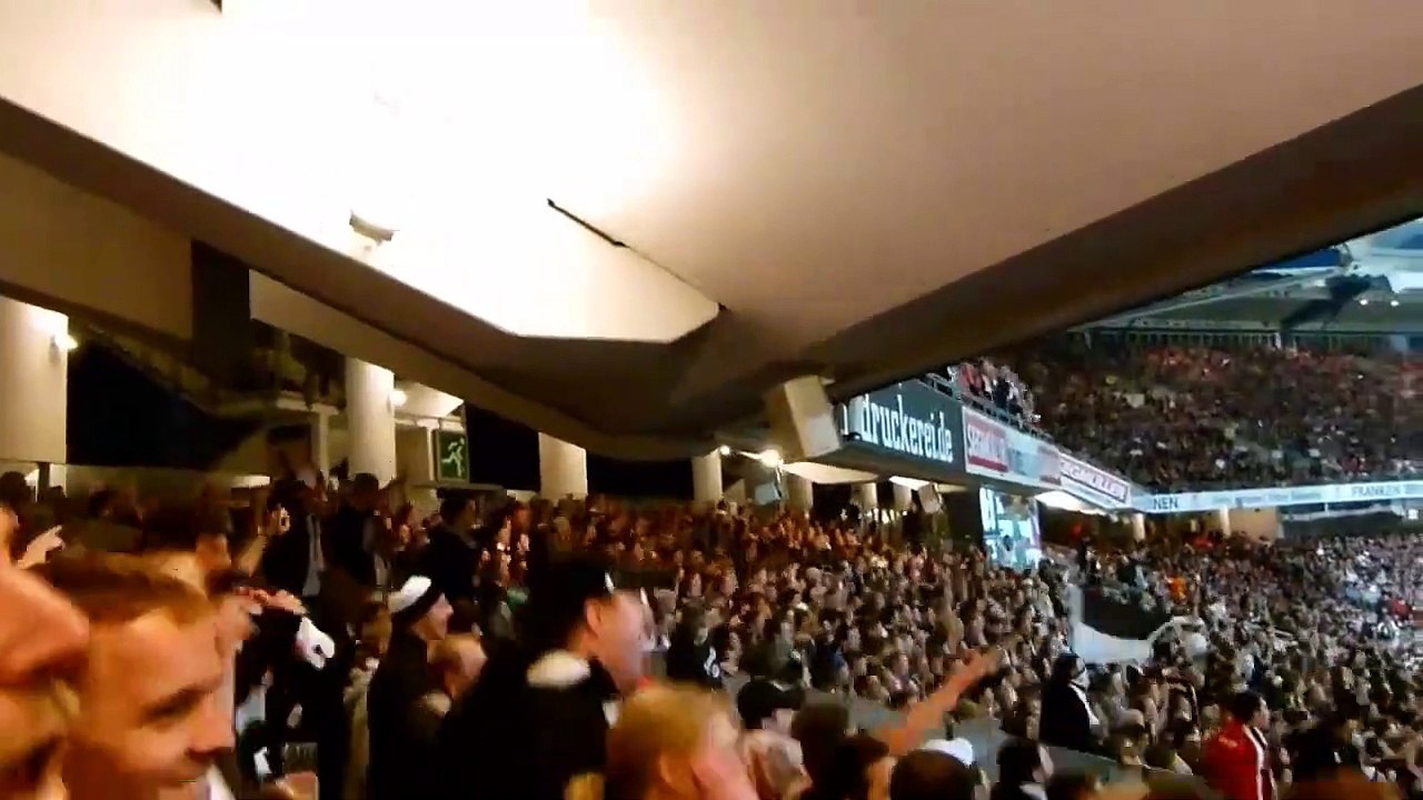 Des supporters de foot sautent à en faire trembler le stade !