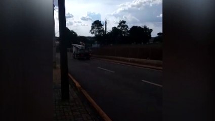 Quatro horas após postes serem derrubados equipe chega para conserto