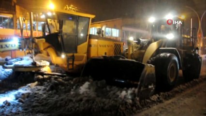 Yüksekova’da kar temizleme çalışmaları aralıksız sürüyor