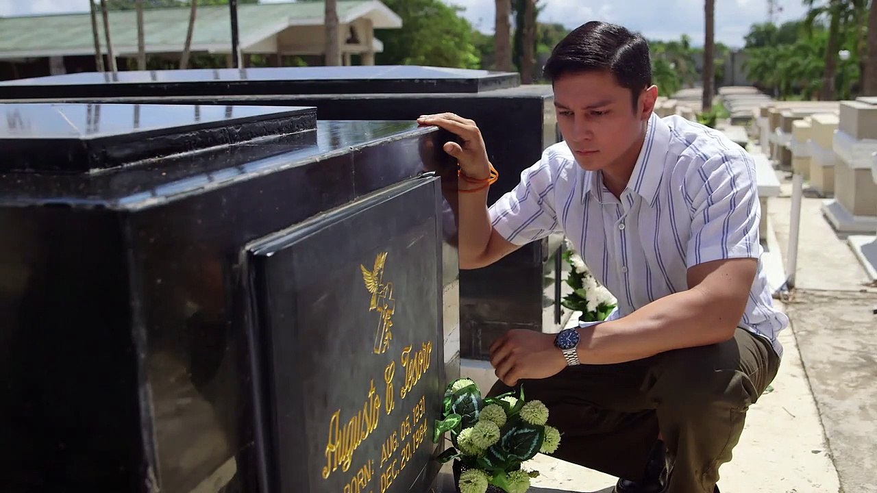 MMK: Bong bursts into tears while visiting August's grave.