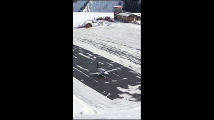 Un avion rate son atterrissage (Courchevel)