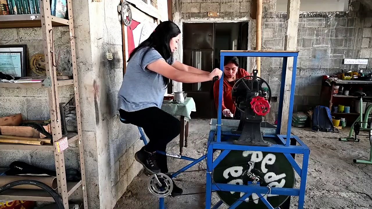 Convierten bicicletas en máquinas por el planeta en Guatemala