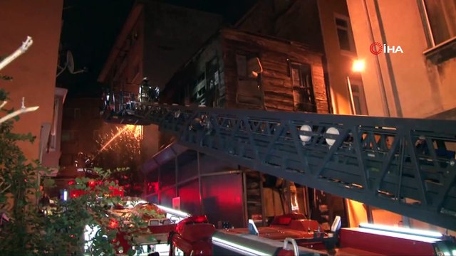 Beşiktaş’ta kullanılmayan ahşap binada korkutan yangın
