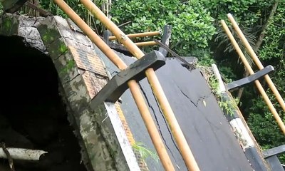 Akibat Diterjang Banjir, Jembatan Penghubung Desa di Karangasem Ambruk