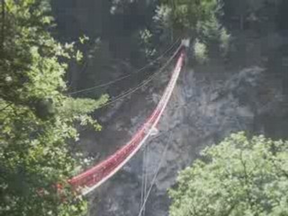 2003-08-23 - Saut en élastique à Niouc