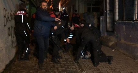 Kavgayı Unutup Müdahale Eden Polis Ekiplerine Saldırdılar: 6 Yaralı