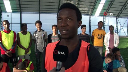 Afrikalı öğrencilerin futbol tutkusu