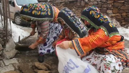 Üçpeş" Zamana Direniyor - Sivas