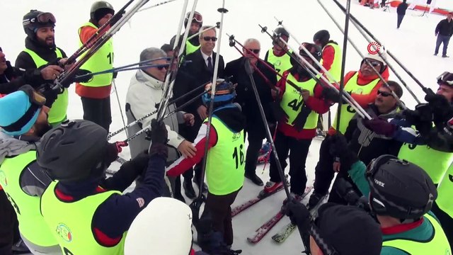 - Antalya’da dört mevsim yarış- Beyazdan Maviye Antalya “Kay-Sür-Yüz” Yarışları'nda önce karda kayan sporcular, ardından dünyaca ünlü sahilde yüzdüler