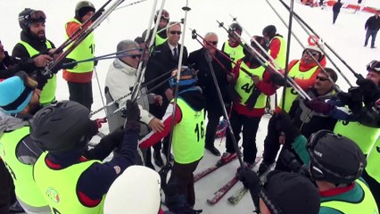 - Antalya’da dört mevsim yarış- Beyazdan Maviye Antalya “Kay-Sür-Yüz” Yarışları'nda önce karda kayan sporcular, ardından dünyaca ünlü sahilde yüzdüler