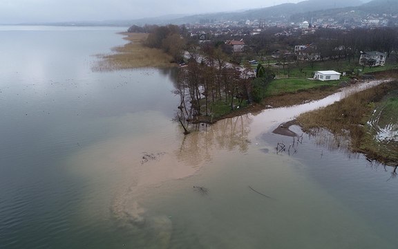 Çöp depolama alanının suyu Sapanca Gölü'ne akıyor