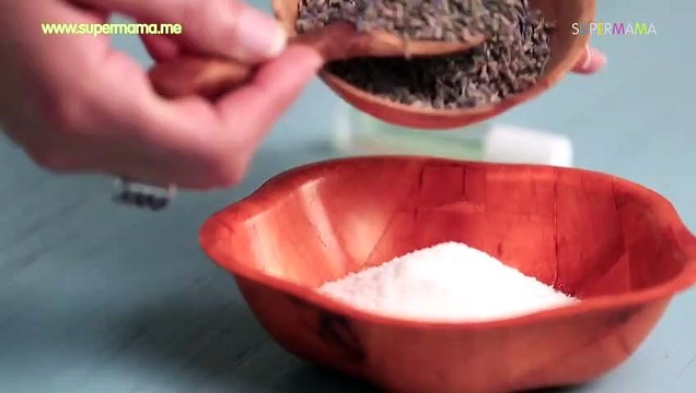 اصنعي بنفسك مقشر ومرطب لتشقق الكعبين بمواد طبيعية