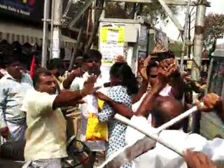 Tải video: திருப்பூரில் காலணி வீசிய பாஜக பெண் தொண்டர்! சரமாரி தாக்குதல்