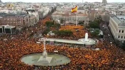 El himno de España para cerrar la lectura del manifiesto en Colón.