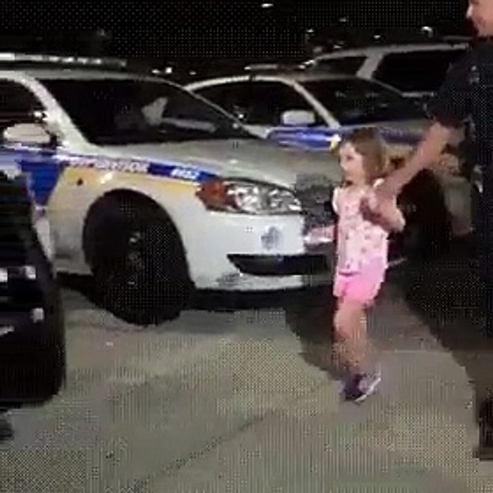 La tv américaine a montré comment les filles du policier décrivaient la magie.