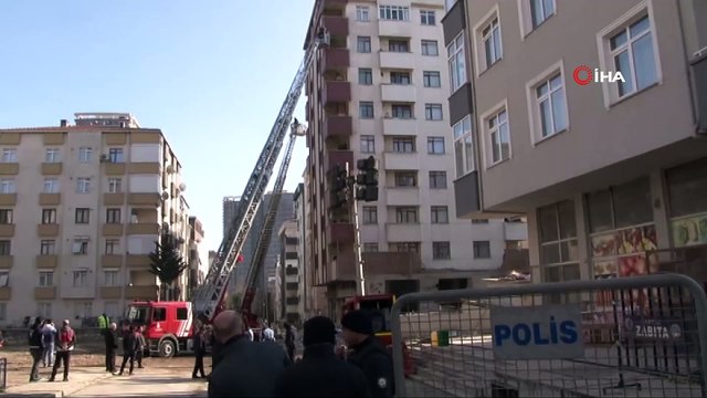 Kartal’da boşaltılan Yunus Apartmanı'nda tahliye işlemleri gerçekleştiriliyor