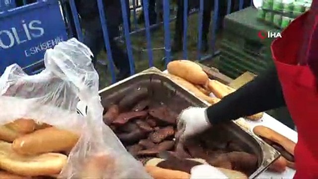 Dağıtılan 10 ton sucuk için vatandaşlar birbiri ile yarıştı