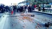 Ora News - Fermerët e Urës Vajgujore hedhin manderinat në rrugë: Ja ku shkon prodhimi shqiptar