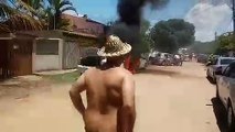 Carros pegam fogo em Praia Grande, em Fundão (vídeo:  Adenilson da Silva)