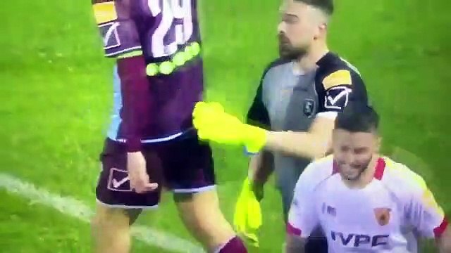 VÍDEO: O inacreditável auto-golo do guarda-redes da Salernitana