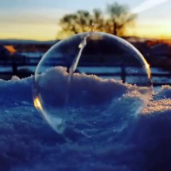 Elle filme une superbe bulle de savon qui se cristallise avec le gel