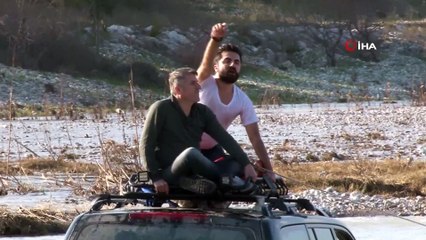 Kanalın ortasında mahsur kalan aracın önünde poz verdiler