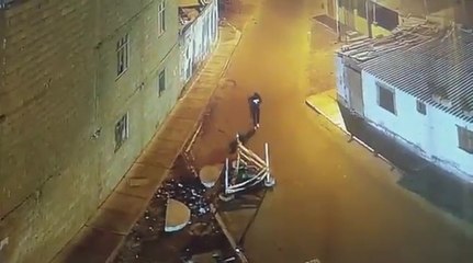 Regarder son téléphone en marchant...