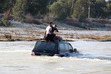 Araçla Suyun Ortasında Kaldılar