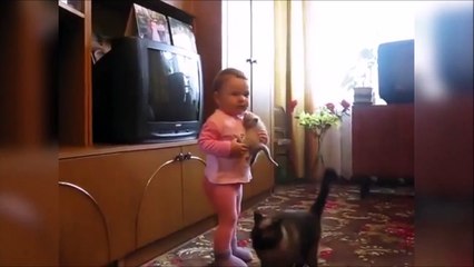 Cette maman chat tente de récupérer son petit dans les bras d'un bébé