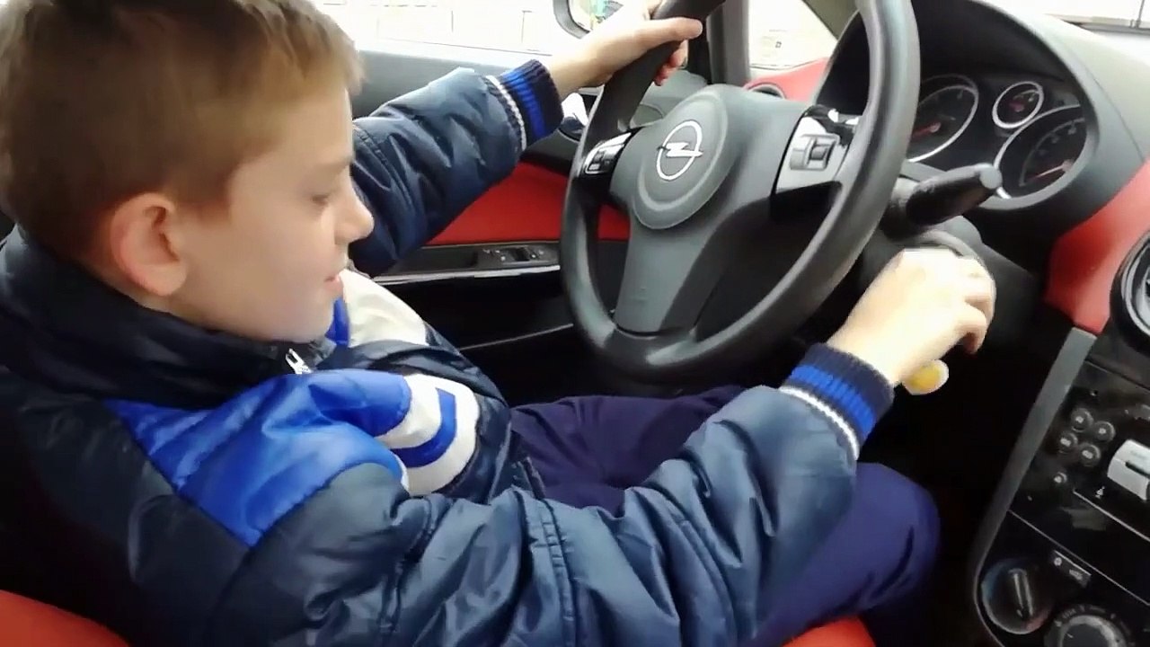 Ce papa laisse le volant à son jeune fils et c'est le drame... Dommage pour la maison