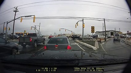 Ce chauffard n'a pas vu la voiture de police banalisée... Mauvais karma
