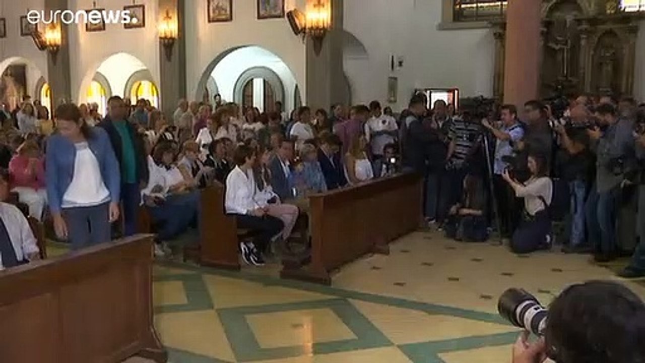 شاهد: غوايدو يحضر قداساً في كاراكاس مع عائلته وسط هتافات أنصاره