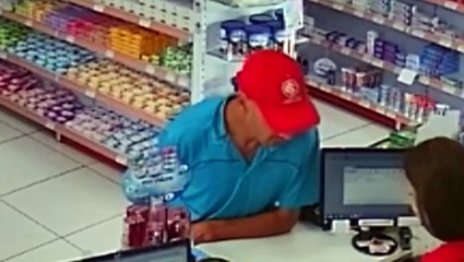 Câmera mostra bandido agindo em farmácia no centro